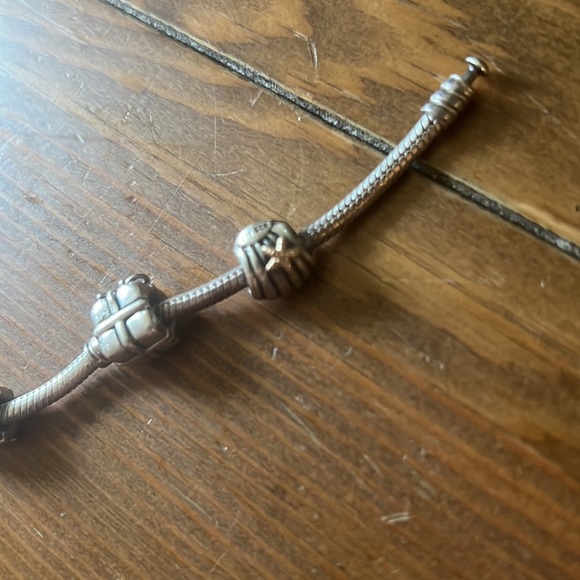 Pandora bracelet with 4 charms: shell, present, suitcase, cupcake - Picture 5 of 6